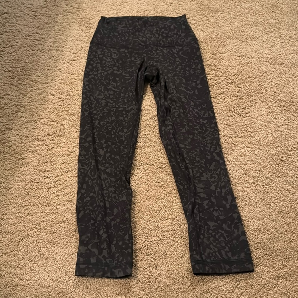 Lululemon cropped leggings size 4 new never worn.
